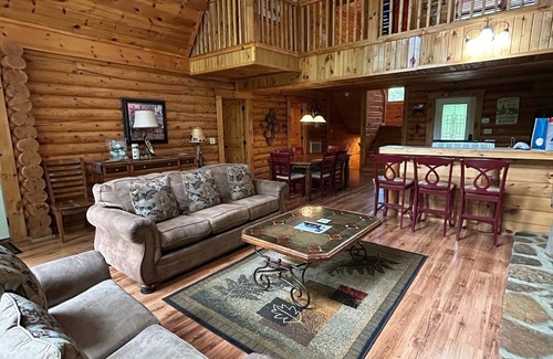 Gatlinburg - Pigeon Forge Cabina | Family Vacation! Creek-Fed Pool & Game Loft