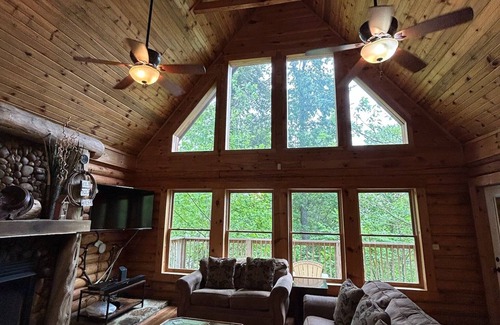 Gatlinburg - Pigeon Forge Cabina | Family Vacation! Creek-Fed Pool & Game Loft