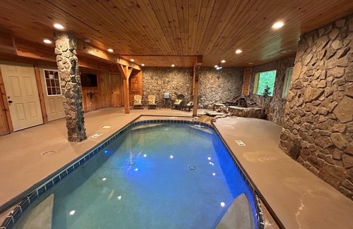 Gatlinburg - Pigeon Forge Cabina | Family Vacation! Creek-Fed Pool & Game Loft