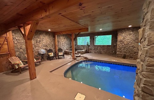 Gatlinburg - Pigeon Forge Cabina | Family Vacation! Creek-Fed Pool & Game Loft