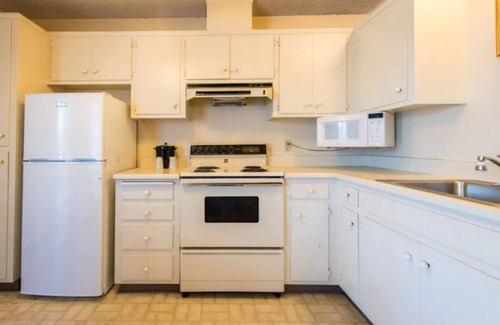 East End Apartamento | Family Vacation in Cali! Free Breakfast, Pool, Jacuzzi, Free Parking!