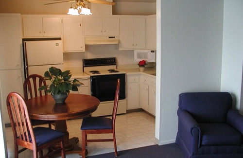 East End Apartamento | Family Vacation in Cali! Free Breakfast, Pool, Jacuzzi, Free Parking!