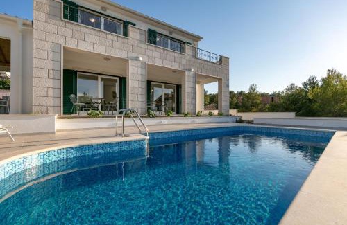 Cove Osibova (Milna) Villa | Family Villa Makarac , Perfect Getaway with Heated Pool