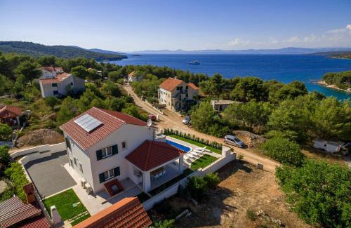 Cove Osibova (Milna) Villa | Family Villa Makarac , Perfect Getaway with Heated Pool
