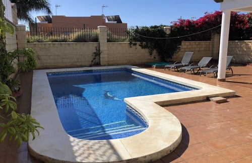 Torre del Mar Villa | Villa familiar de 3 camas con piscina privada Capacidad para 6/8. 15 minutos a pie de la ciudad y la playa