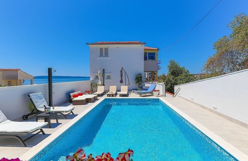 Businci Cabina | Villa de 3 plantas con piscina privada y vistas al mar