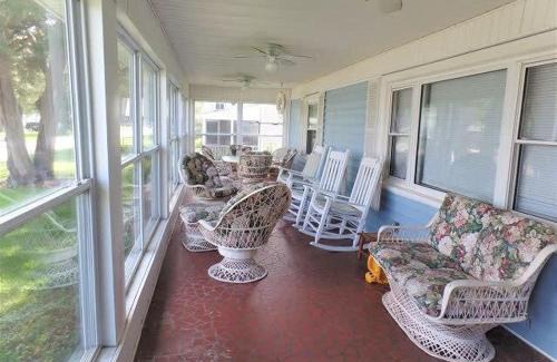 Crescent Beach Casa | Family Wolfe Cottage- Approx 178 Feet to the Beach