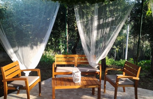 Cefalu Apartamento | Familyholidays Magnolia. Apartamentos en villa con jardín cerca del mar.