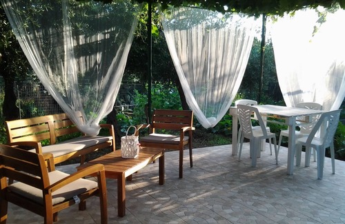 Cefalu Apartamento | Familyholidays Magnolia. Apartamentos en villa con jardín cerca del mar.