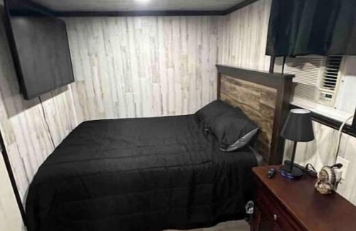 Azle Cabina | Fancy country cabin, POOL with covered deck, kayaks! near everything! 1 gig WiFi