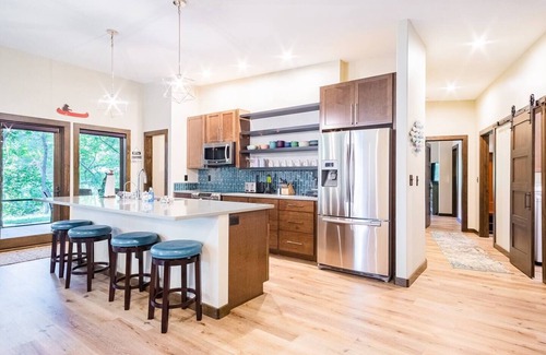 Townsend Villa | Fancy Pants * Great River Access * Modern * EV Chg