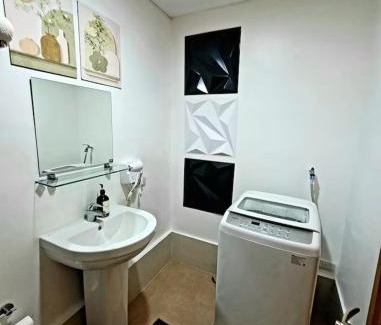 Bagumbayan Apartamento | Fancy Suite near Eastwood with Awesome Balcony!
