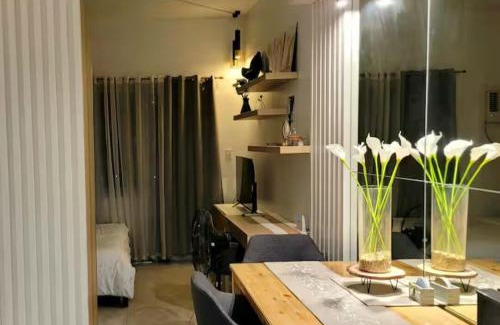Bagumbayan Apartamento | Fancy Suite near Eastwood with Awesome Balcony!
