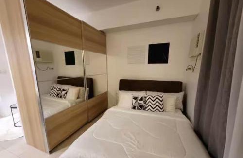 Bagumbayan Apartamento | Fancy Suite near Eastwood with Awesome Balcony!