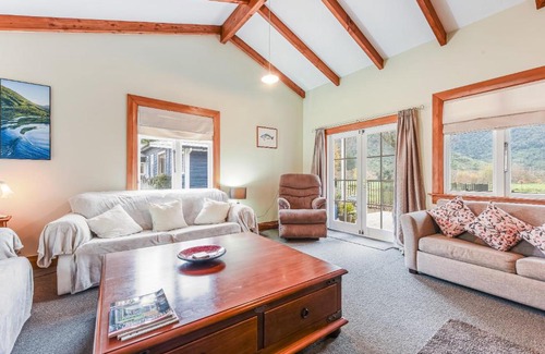Saint Omer Casa | Fantail Cottage Kaiuma Bay - Havelock Holiday Home
