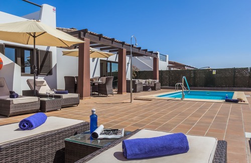 Caleta de Fuste Villa | Nueva villa independiente en primera línea en el prestigioso campo de golf de Fuerteventura