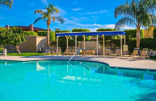 The Morrison Condominio | Fantastic 2-bedroom with AC in Palm Springs. Walk everywhere, Casino next door.