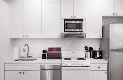 Hudson Square Apartamento | Fantastic 2-Bedroom Townhouse with Private Balconies in West Village
