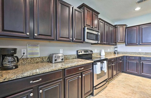West Kissimmee Casa | Fantastic 2 KING bed EnSuite Villa w heated pool HOT TUB Mins to Disney