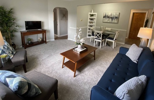 Firestone Park Apartamento | Fantastic 2Bd Perfect for Traveling Professionals!