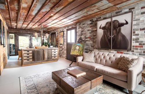 Sugar Grove Casa | Fantastic Barn Suite with Hot-tub and Petting Zoo in Sugar Grove, North Carolina