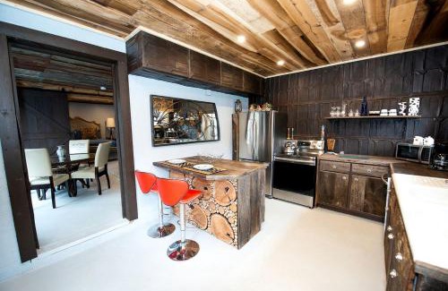 Sugar Grove Casa | Fantastic Barn Suite with Hot-tub and Petting Zoo in Sugar Grove, North Carolina