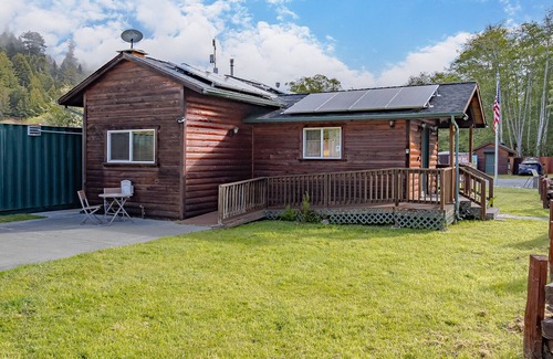 Orick Cabina | Fantastic cabin near beach & state parks with WiFi, grill & patio