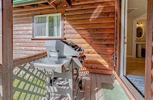 Orick Cabina | Fantastic cabin near beach & state parks with WiFi, grill & patio