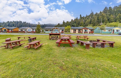 Orick Cabina | Fantastic cabin near beach & state parks with WiFi, grill & patio