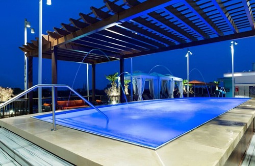 Hitch Village - Fred Wessels Homes Casa | Fantastic City View Room with Free Hot Breakfast