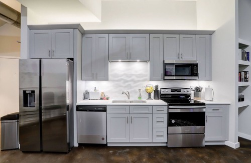 Downtown Houston Condominio | Fantastic Downtown Loft with Direct access to Metro Rail Pet Friendly