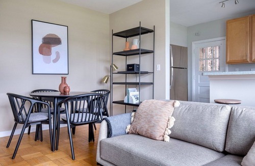 Evanston Apartamento | Fantastic Evanston 1BR w/ Courtyard, nr Northwestern Beach, by Blueground