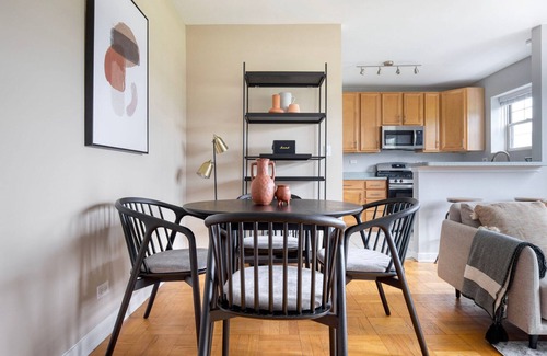 Evanston Apartamento | Fantastic Evanston 1BR w/ Courtyard, nr Northwestern Beach, by Blueground