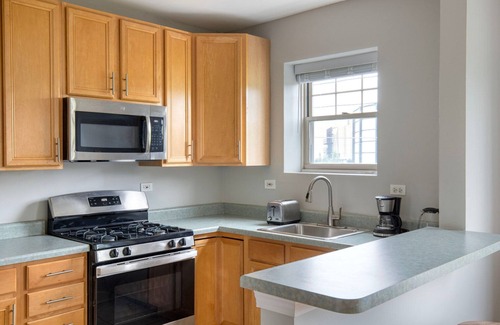 Evanston Apartamento | Fantastic Evanston 1BR w/ Courtyard, nr Northwestern Beach, by Blueground