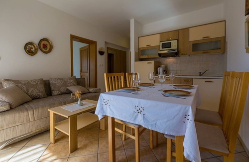 Dramalj Apartamento | Fantástico piso a 100 metros de la playa con sauna, jacuzzi, vistas al mar