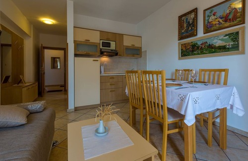 Dramalj Apartamento | Fantástico piso a 100 metros de la playa con sauna, jacuzzi, vistas al mar