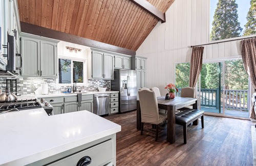 Lake Arrowhead Casa | Impresionante sala de juegos para toda la familia: ¡nueva remodelación!