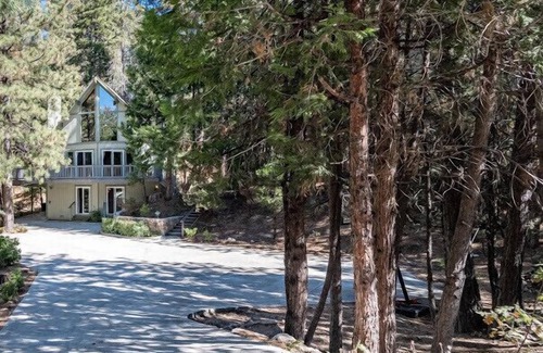 Lake Arrowhead Casa | Impresionante sala de juegos para toda la familia: ¡nueva remodelación!