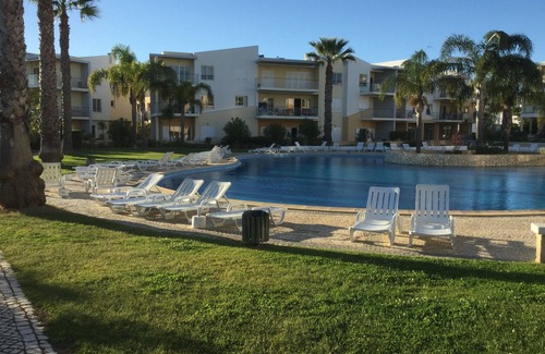 Alvor Apartamento | Fantástico apartamento en planta baja de 2 dormitorios con piscina. Cerca de playa y pueblo
