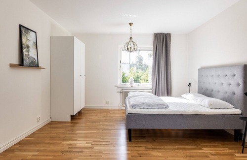 Rydaholm Casa | Fantastic holiday home with a sandy beach by Lake Furen