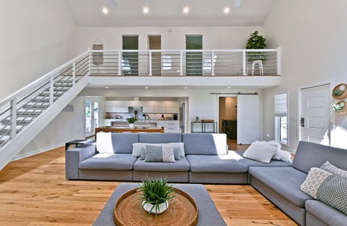 Northeast Virginia Beach Casa | Impresionante casa en el corazón de la zona de VB Resort a pie de playa, paseo marítimo, restaurantes, tiendas