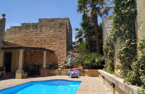 Nadur Casa | Fantástica casa de carácter con la propia piscina privada y zona de barbacoa