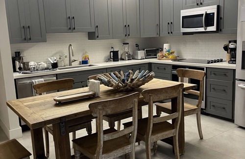Key Biscayne Apartamento | Fantastic Key Colony apt with beach ,pool and tennis