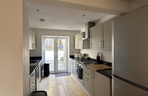 Windmill Hill Casa | Fantastic large town house situated 9 minute drive away from Bristol City Centre