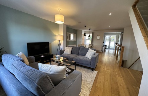 Windmill Hill Casa | Fantastic large town house situated 9 minute drive away from Bristol City Centre