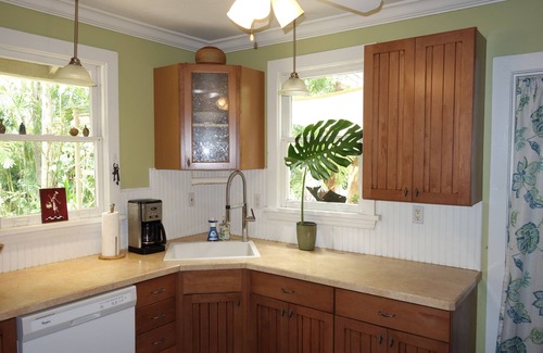 Riverside Park Casa | Fantastic location with huge tropical fenced yard