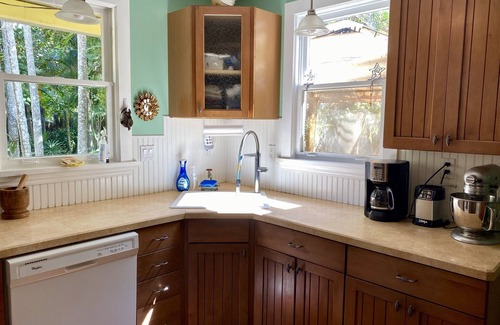 Riverside Park Casa | Fantastic location with huge tropical fenced yard