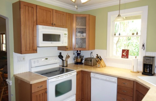 Riverside Park Casa | Fantastic location with huge tropical fenced yard
