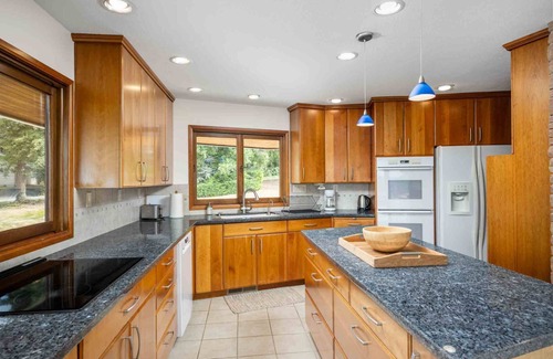 Gresham Casa | Fantastic Mid-Centuary Escape, Enormous Yard and Huge Deck, BBQ, Pet Friendly, Second Kitchen