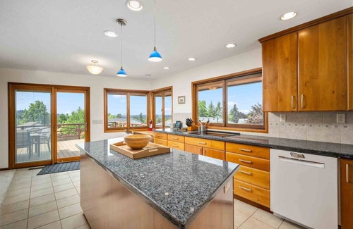 Gresham Casa | Fantastic Mid-Centuary Escape, Enormous Yard and Huge Deck, BBQ, Pet Friendly, Second Kitchen